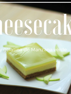 Una foto de Cheesecake cubierto de gelatina de manzana verde