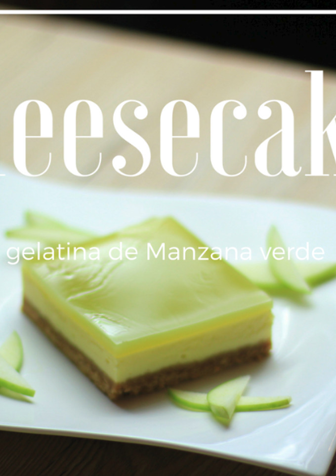 Una foto de Cheesecake cubierto de gelatina de manzana verde