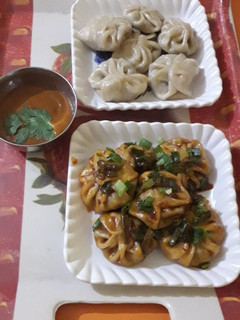 वेज मोमोज़ और शेजवान चटनी फ्राई मोमोज़ (Veg Momos aur schezwan chutney fry momos recipe in Hindi) रेसिपी मुख्य फोटो