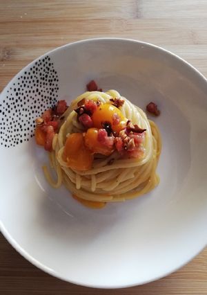 Foto di #478 Spaghetti in crema di pomodorini gialli, dadini di pancetta e mandorle caramellate al miele🥓🍯