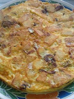 Una foto de Tortilla de papas (patatas) rellena de queso y jamón