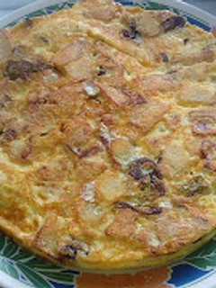 Una foto de Tortilla de papas (patatas) rellena de queso y jamón