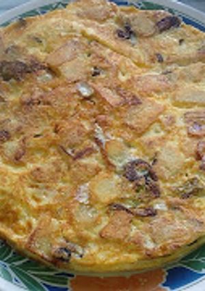 Foto principal de Tortilla de papas (patatas) rellena de queso y jamón