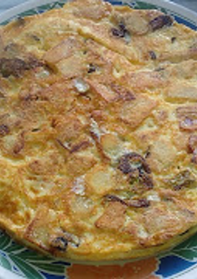 Una foto de Tortilla de papas (patatas) rellena de queso y jamón