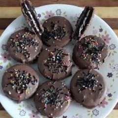 A picture of Oreo tri colour chocolate.