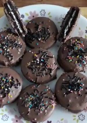 A picture of Oreo tri colour chocolate.
