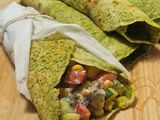 Sajtos spenóttortilla, krémsajtos, zöldséges töltelékkel (vegán)