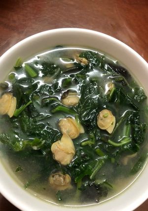 Hình của món Canh nghêu rau tập tàng.