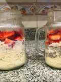 Desayuno para llevar de frutilla y bananas. Overnight oats!