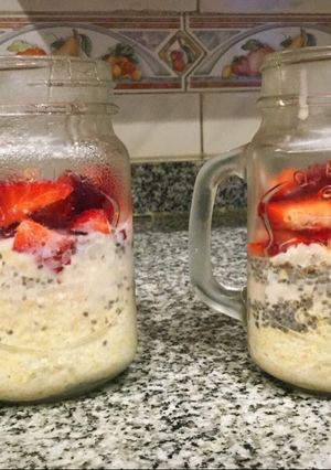 Una foto de Desayuno para llevar de frutilla y bananas. Overnight oats!