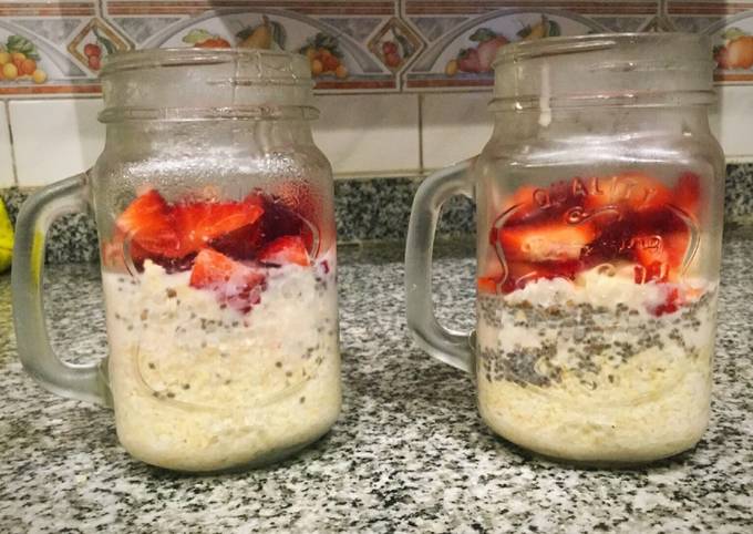 Desayuno para llevar de frutilla y bananas. Overnight oats! Receta de geri  : @ en Instagram- Cookpad