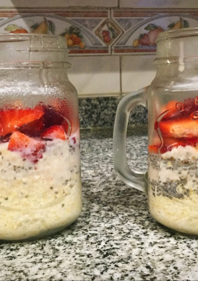 Una foto de Desayuno para llevar de frutilla y bananas. Overnight oats!