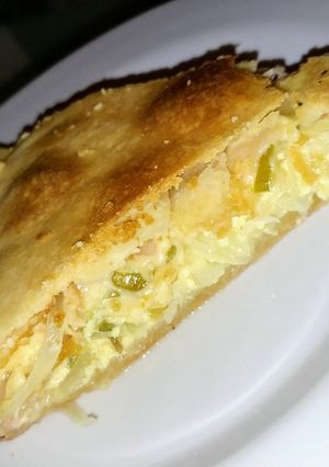 Una foto de Tarta de puerro, cebolla, jamón y queso 👌🤤🤤