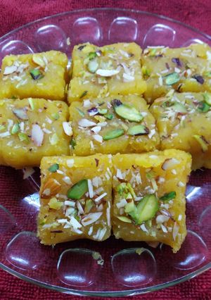 मूंगदाल बर्फी (Moongdal Barfi recipe in Hindi) रेसिपी मुख्य फोटो