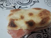 Una foto de pan de maicena en sarten