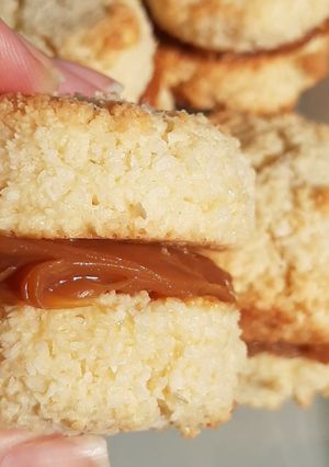 Una foto de Alfajores de coco