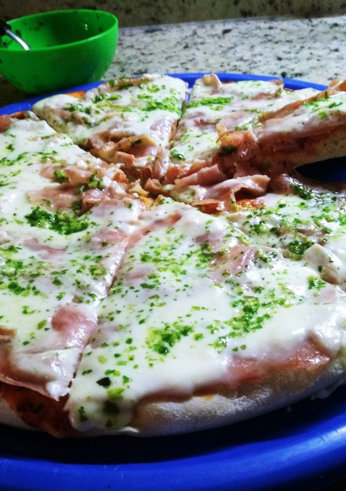 Una foto de Pizza casera Súper fácil.!!!