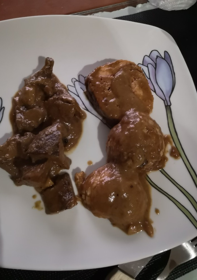 Una foto de Redondo de pollo con salsa de setas