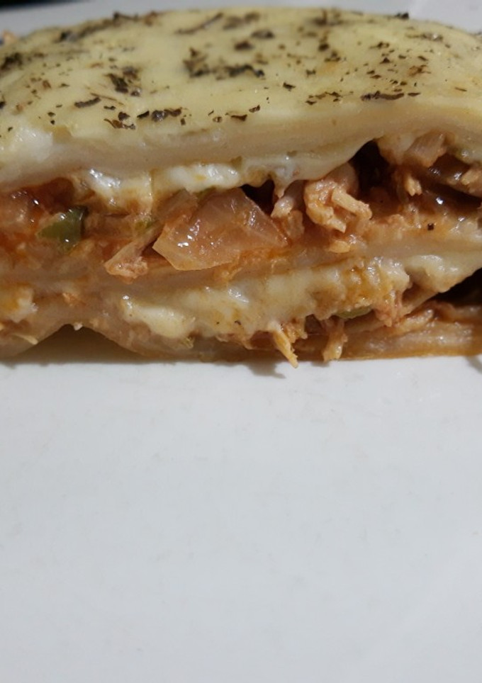 Una foto de Lasaña de pollo con tortillas para tacos