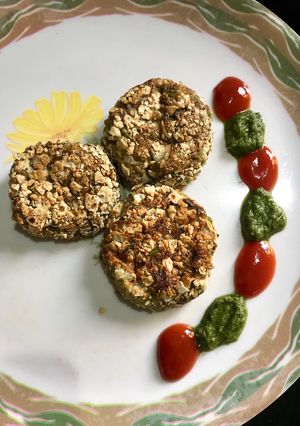 ફણગાવેલા કઠોળ ની ટીક્કી (Fangavela Kathol Tikki Recipe In Gujarati) રેસીપી મુખ્ય ફોટો