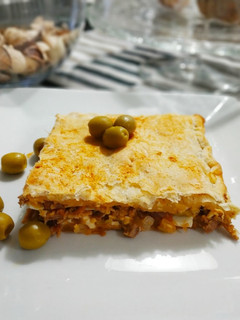 Foto principal de Tarta de hojaldre con un toque de pimentón rellena de matambre