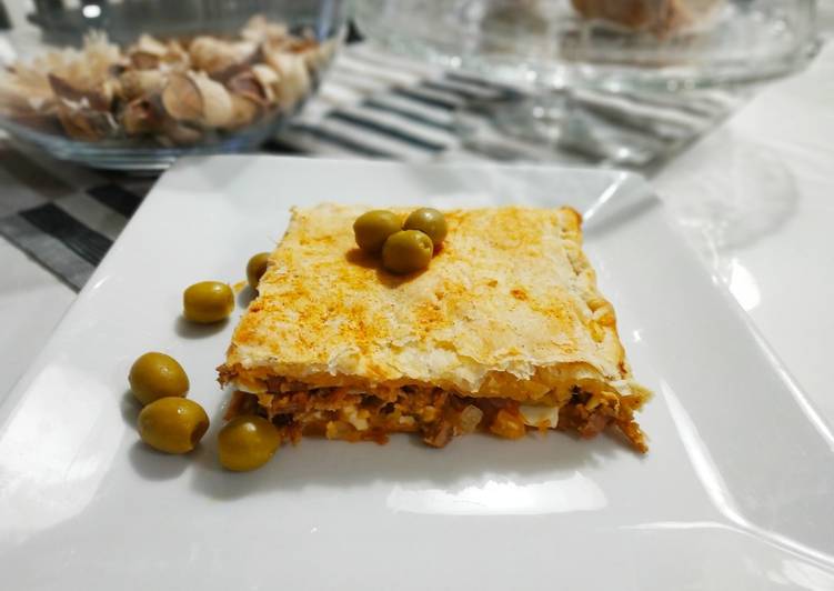 Tarta de hojaldre con un toque de pimentón rellena de matambre