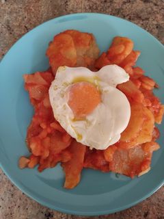 Una foto de Papas con tomate y huevo