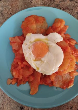 Una foto de Papas con tomate y huevo
