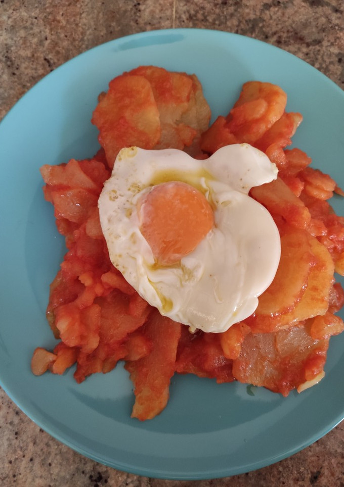 Una foto de Papas con tomate y huevo