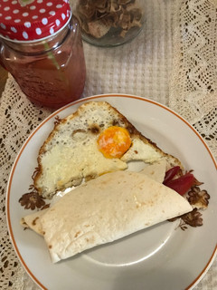 Tükörtojás tortilla lapba csavarva recept fotója