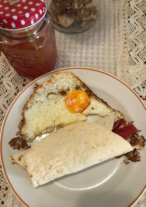 Tükörtojás tortilla lapba csavarva recept fotója