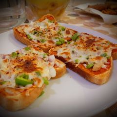 A picture of Bread Pizza.