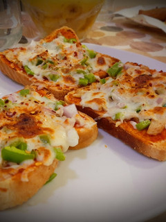 A picture of Bread Pizza.