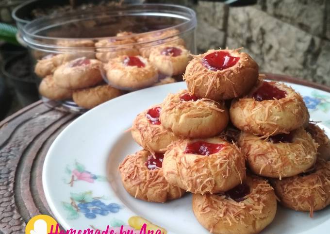 Easiest Way to Prepare Yummy  Strawberry Thumbprint Cookies 