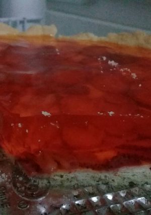 Una foto de Tarta de frutillas y gelatina de naranja