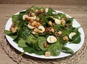 Una foto de ensalada de codornices