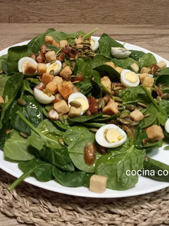 Una foto de Ensalada de espinacas y huevos de codorniz