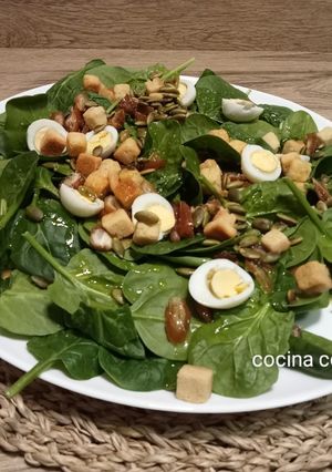 Foto principal de Ensalada de espinacas y huevos de codorniz