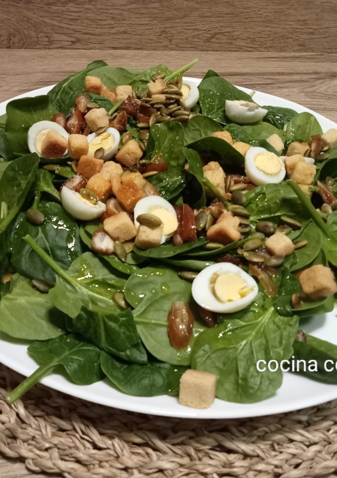 Una foto de Ensalada de espinacas y huevos de codorniz