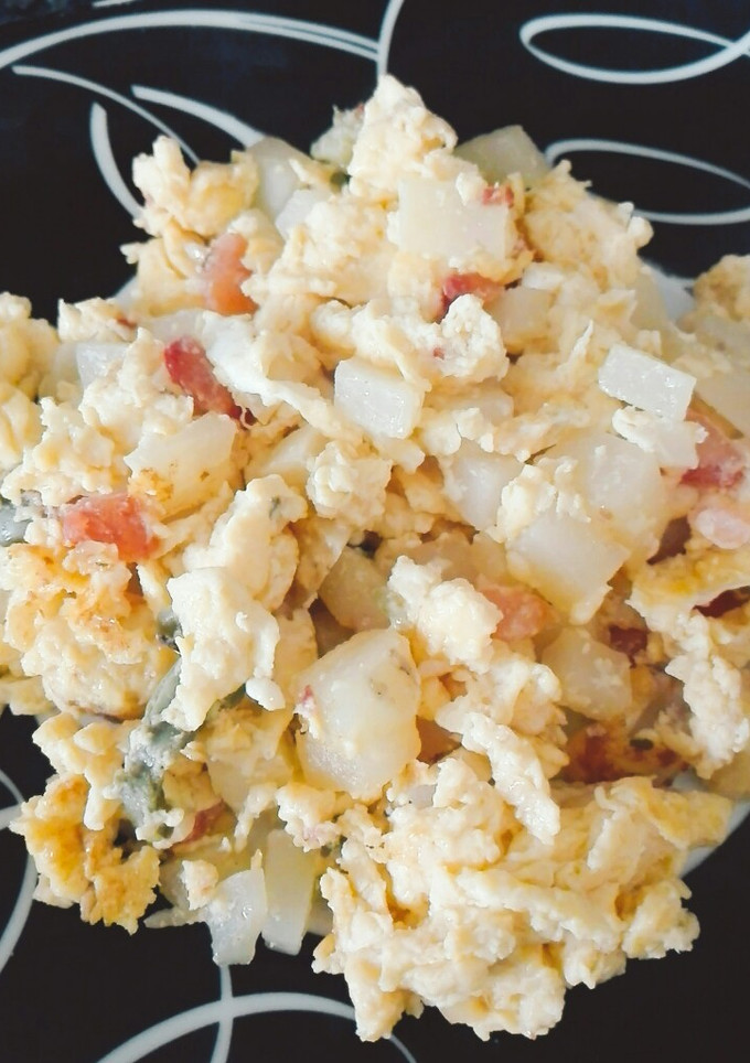 Una foto de Desayuno huevo revuelto con ensalada de nopales y papas