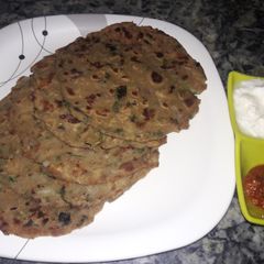 A picture of Spring onion maize flour paratha.