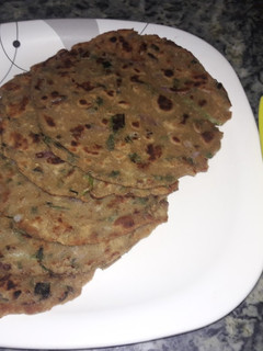 A picture of Spring onion maize flour paratha.