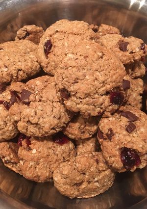 Áfonyás-kókuszos zabpelyhes keksz tojás- és tejmentesen recept fotója