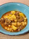 Carrilleras estofadas con garbanzos en salsa picante