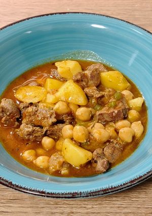 Una foto de Carrilleras estofadas con garbanzos en salsa picante