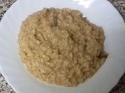 Una foto de risotto de boletus