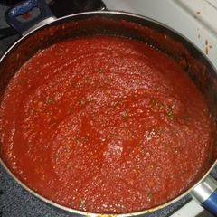 A picture of Sweet and spicy chilli sauce.