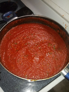 A picture of Sweet and spicy chilli sauce.