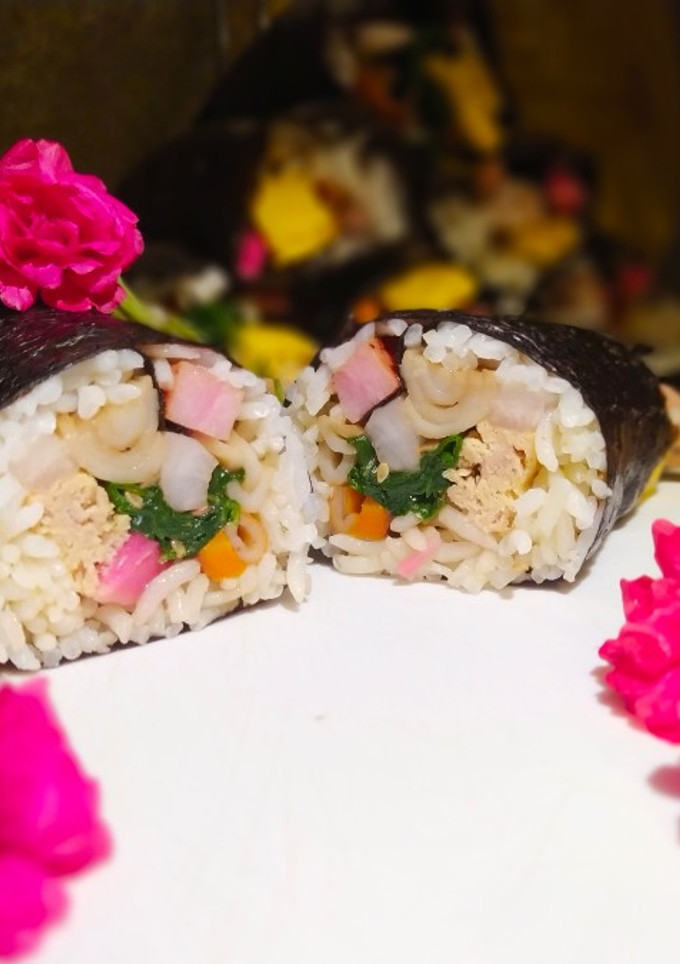 Una foto de Gimbap Coreano de Pescado