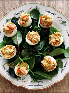 Una foto de Huevos rellenos de salmón y aguacate